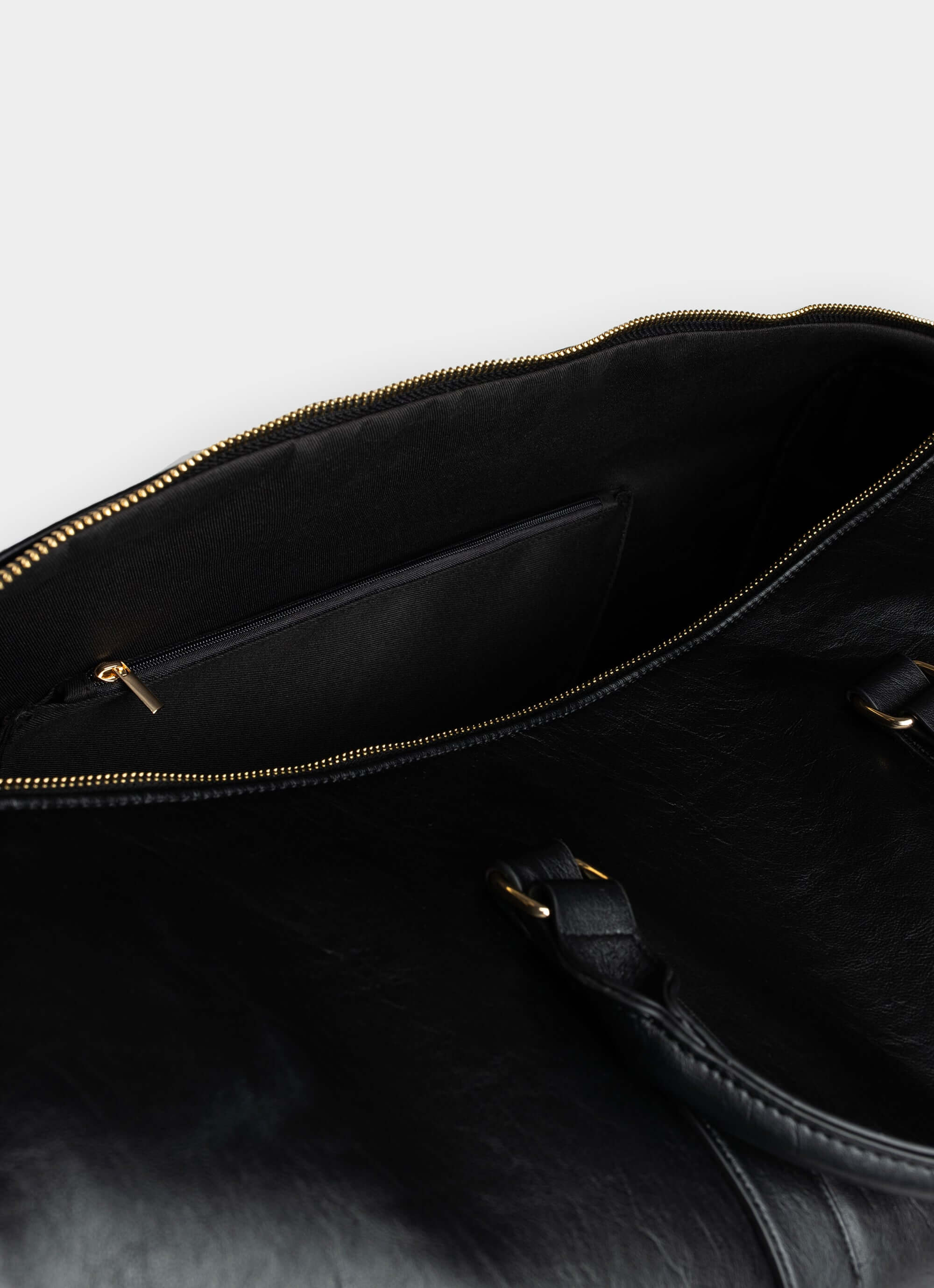 PU leather duffle bag – interior view with pockets – Vendetta Jewellery