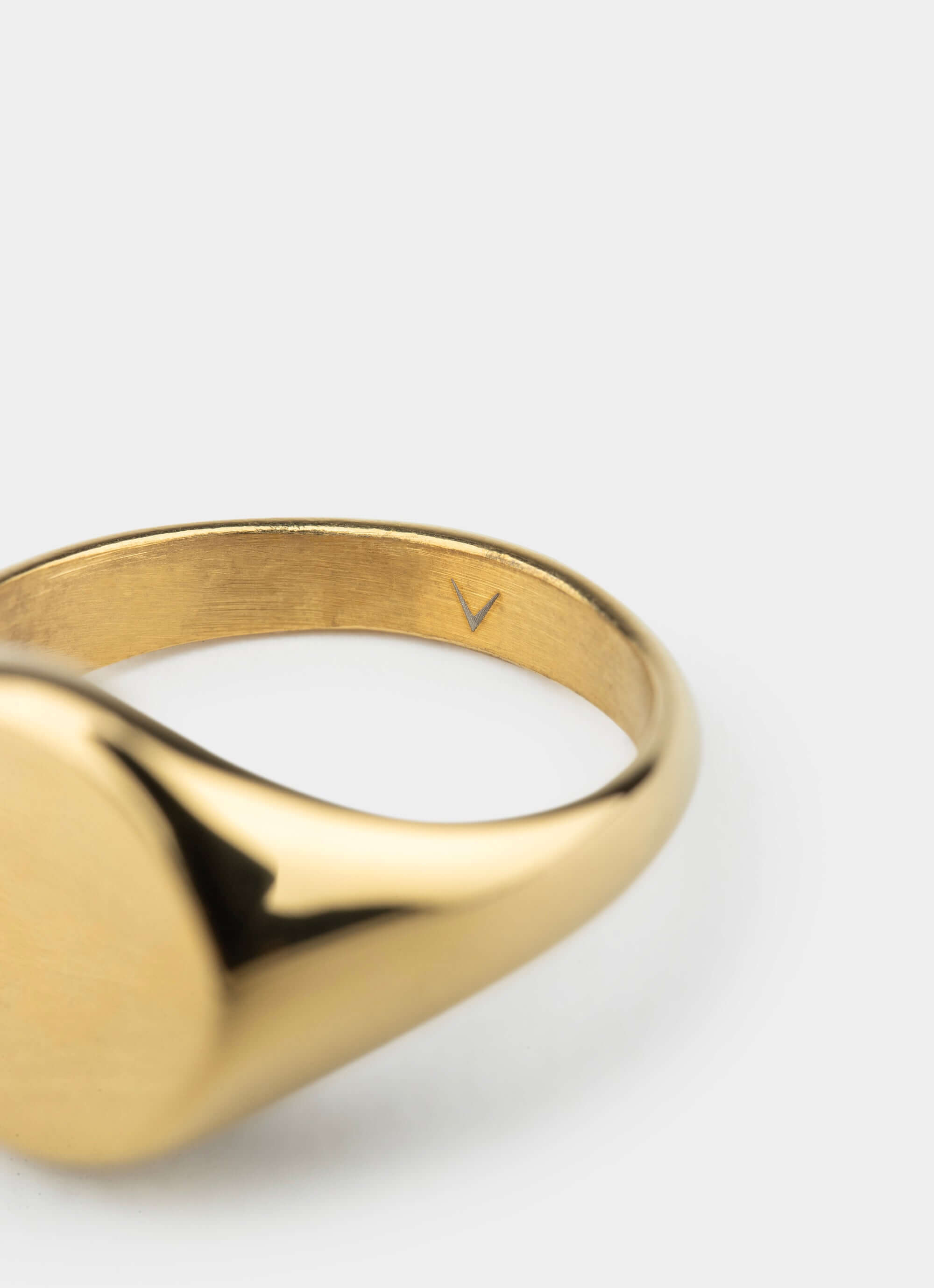 18k gold plated signet ring – round face detail – Vendetta Jewellery