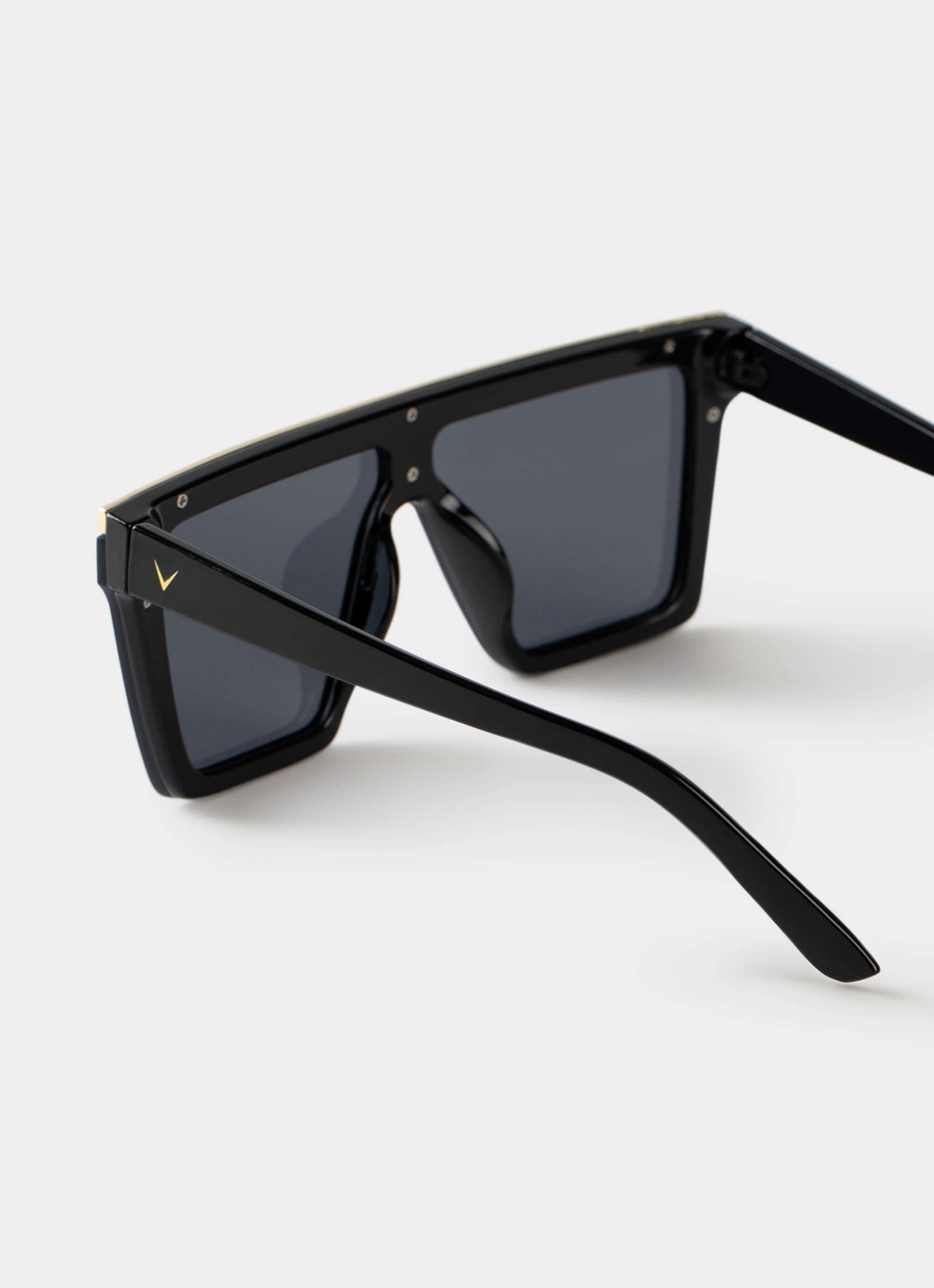 plastic sunglasses – oversized black frame – Vendetta Jewellery
