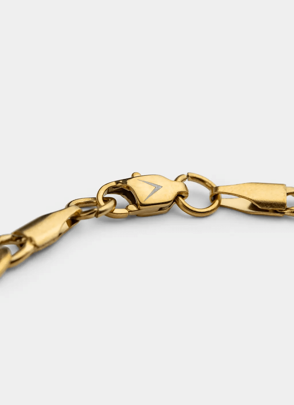 18K gold plated bracelet – secure clasp detail – Vendetta Jewellery