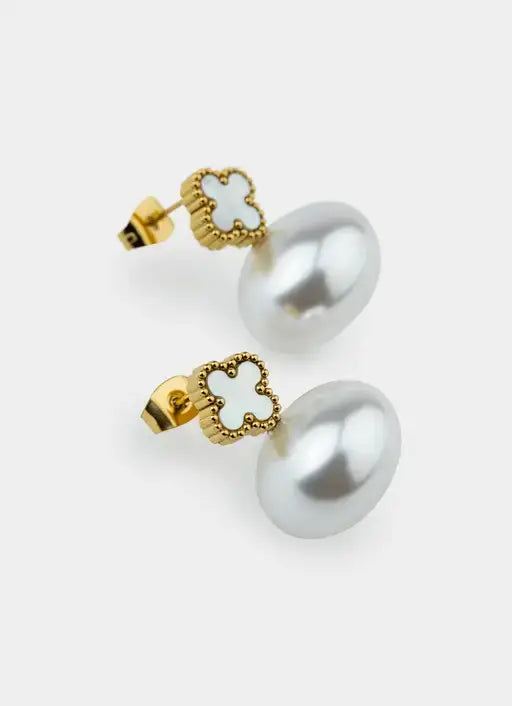 18K gold plated Mini Four Leaf Pearl Earrings – pearl and clover design – Vendetta Jewellery