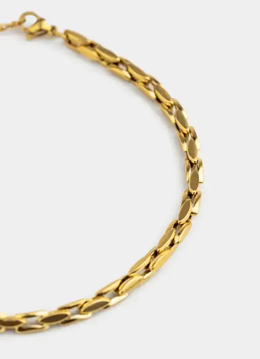 18K gold plated scale bracelet – close-up view – Vendetta Jewellery